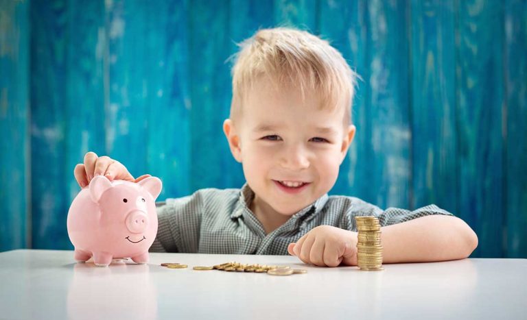 Bub mit Münzen und Sparschwein - OKIDS Kindergartenverwaltung